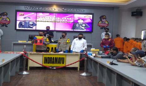 Kapolres Indramayu, AKBP M Lukman Syarif, didampingi Kasat Narkoba, AKP Heri Nurcahyo, saat menggelar press release di Mapolres Indramayu, Jumat (24/6.2022).