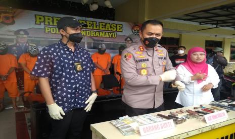 Kapolres Indramayu, AKBP M Lukman Syarif. Jajaran Satreskrim Polres Indramayu berhasil mengungkap kasus dugaan pencurian dengan kekerasan (curas) yang menimpa seorang sopir taksi online. Jenazah korban ditemukan dalam kondisi terlilit lakban di saluran irigasi Jalan Soekarno-Hatta Desa Pekandangan, Kecamatan/Kabupaten Indramayu.