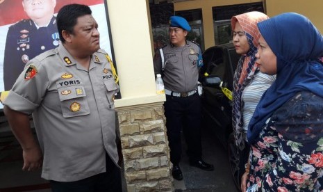 Kapolres Indramayu, AKBP M Yoris MY Marzuki, berbincang dengan dua korban trafficking di Mapolres Indramayu, Jumat (25/10). Kedua korban berhasil diselamatkan saat hendak diberangkatkan secara ilegal ke Irak.