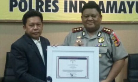 Kapolres Indramayu, AKBP M Yoris MY Marzuki (kanan) menerima penghargaan Promotor Reward karena berhasil mengamankan 321 unit sepeda motor hasil kejahatan dalam waktu sebulan. 