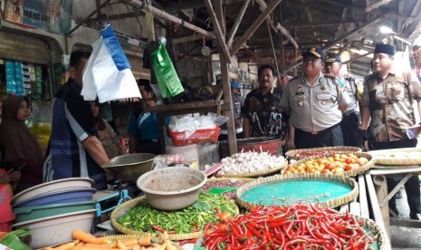 Pedagang di Pasar Baru Indramayu (ilustrasi). Pedagang pasar menggelar aksi mogok berjualan. Aksi mogok merespons beroperasinya kembali pasar modern Cipto Gudang Rabat.