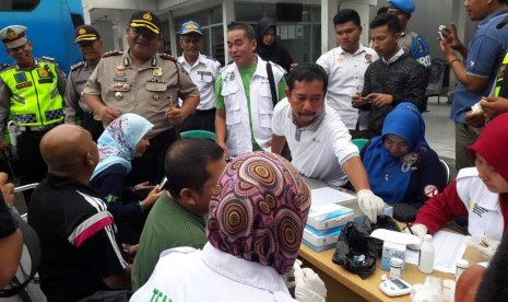 Kapolres Indramayu, AKBP M Yoris MY Marzuki mengecek kondisi kendaraan angkutan umum dan kesehatan para pengemudinya di Terminal Indramayu, Jumat (21/12). Pengecekan dilakukan jelang libur Nataru.