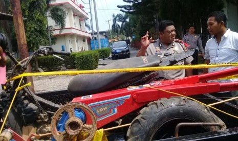 Kapolres Indramayu, AKBP M Yoris MY Marzuki menunjukkan barang bukti kasus perampokan sadis yang menyebabkan korbannya meninggal dunia, Kamis (15/11). Polisi juga menembak mati satu dari lima pelaku yang tertangkap.