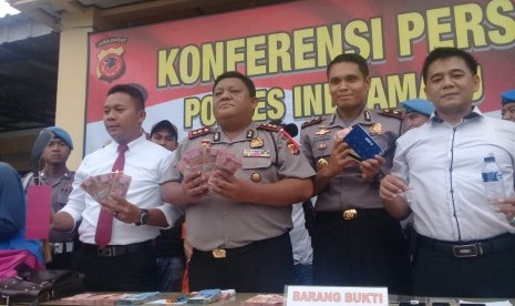 Kapolres Indramayu, AKBP M Yoris MY Marzuki menunjukkan barang bukti uang dana desa milik Desa Cikedung, Kecamatan Cikedung, Kabupaten Indramayu, di Mapolres Indramayu, Kamis (17/1) petang. Uang senilai Rp 409 juta itu dicuri oleh tersangka, yang salah satunya digunakan untuk membeli narkoba jenis sabu-sabu.