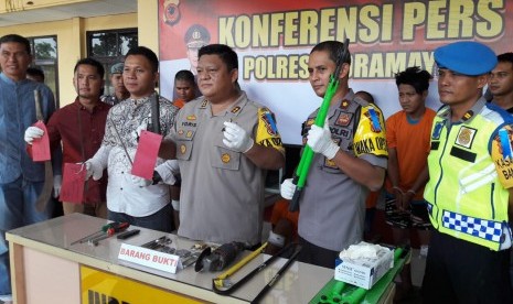 Kapolres Indramayu, AKBP M Yoris MY Marzuki (tengah), menunjukkan senjata api dan senjata tajam yang digunakan para pelaku begal di pantura Indramayu, Jumat (31/5).  Sebanyak empat pelaku begal ditembak kakinya karena berusaha kabur dan melawan saat hendak ditangkap. 