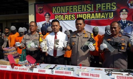 Kapolres Indramayu, AKBP Suhermanto (kedua dari kanan)