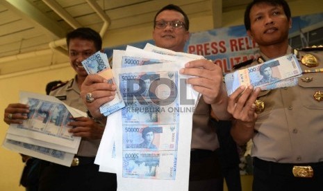 Kapolres Jakarta Barat Kombes Pol Rudy Heryanto Adi Nugroho menunjukkan barang bukti kejahatan berupa uang kertas palsu ketika Rilis pengedar uang kertas palsu di Polres Jakarta Barat, Jakarta, Jumat (25/9).Republika/Yasin Habibi