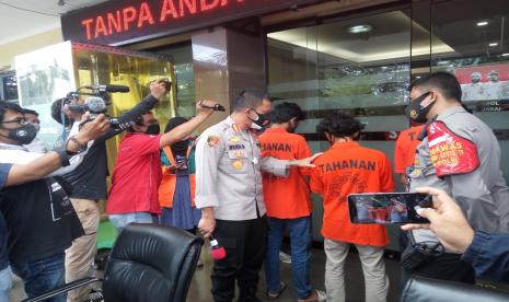  Tindak pencurian dengan kekerasan (curas) jambret handphone anak-anak mulai marak. Tim Jatanras Direktorat Reserse Kriminal Umum (Ditreskrimum) Polda Lampung menangkap tiga pelaku jambret telepon seluler milik anak-anak di bawah umur pada Sabtu (18/6/2022).