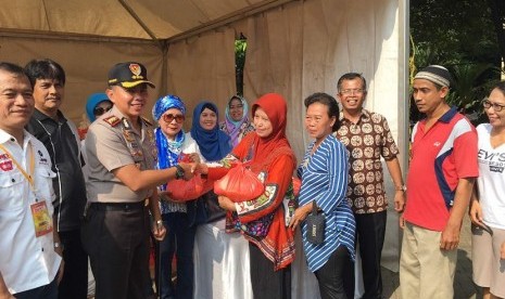 Kapolres Jakarta Timur Kombes Pol Andry Wibowo memberikan secara simbolis paket santunan (Ilustrasi)