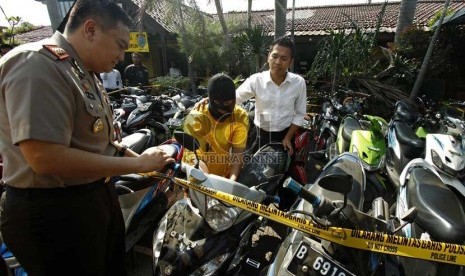  Kapolres Jakarta Utara Kombes M. Iqbal (kiri) menunjukkan tersangka beserta barang bukti kejahatan pencurian sepeda motor di Polsek Penjaringan Jakarta Utara, Senin (29/4).     (Republika/Adhi Wicaksono)