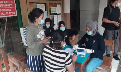 Kapolres Jakpus Kombes Heru Novianto memberikan bantuan sembako kepada warga yang telah mengikuti kegiatan rapid test. Polda Metro Jaya menggelar kegiatan rapid test massal di SDN 01 Petemburan, Jalan Petamburan IV, Kelurahan Petamburan, Tanah Abang, Jakarta Pusat, dekat markas FPI, pada Ahad (22/11) sore.