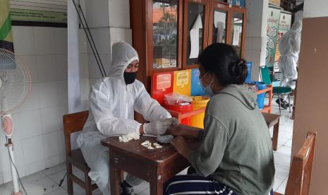 Kapolres Jakpus Kombes Heru Novianto memberikan bantuan sembako kepada warga yang telah mengikuti kegiatan rapid test. Polda Metro Jaya menggelar kegiatan rapid test massal di SDN 01 Petemburan, Jalan Petamburan IV, Kelurahan Petamburan, Tanah Abang, Jakarta Pusat, dekat markas FPI, pada Ahad (22/11) sore.