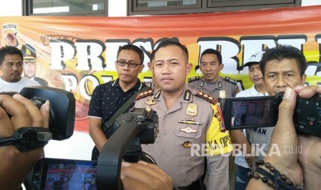 Kapolres Karawang AKBP Hendy Febrianto Kurniawan, saat menunjukan senjata tajam yang dipakai 'ayah' pelaku begal sadis yang ditembak mati anggotanya, Ahad (6/5).