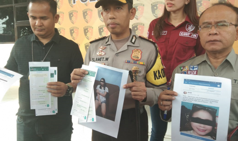 Kapolres Karawang AKBP Slamet Waloya didampingi Kasat Reskrim AKP Maradona Marpaseng dan Kadinsos Karawang, Setya Dharma, saat ekspos prostitusi online, Rabu (17/10).  