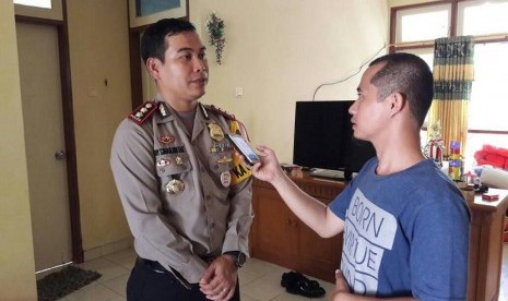 Kapolres Kepulauan Seribu, AKBP Boy R Simanjuntak, menyampaikan kondisi peroses pemungutan suara, Rabu (19/4). Menurutnya semua proses berjalan lancar.