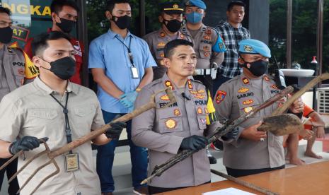 Kapolres Majalengka, AKBP Edwin Affandi, menunjukkan barang bukti yang digunakan oleh pelaku penganiayaan terhadap ayah kandung hingga menyebabkan korban meninggal dunia, Kamis (17/11/2022). 