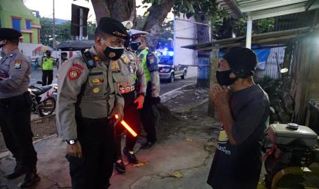 Kapolres Malang AKBP Bagoes Wibisono (kiri) menyapa warga saat PPKM.