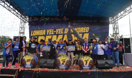 Kapolres Malang AKBP Ferli Hidayat bersama Pejabat Utama Polres Malang menyerahkan langsung piala kepada para pemenang lomba yel-yel dan koreografi Arema se-Jagad Raya di Stadion Kanjuruhan, Kecamatan Kepanjen, Kabupaten Malang, Ahad (26/6/2022). 