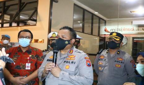  Kapolres Malang, AKBP Hendri Umar, merilis kasus kecelakaan mobil pikap di RS Saiful Anwar, Kota Malang, Kamis (27/5). 