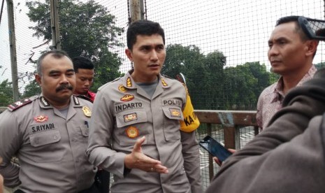 Kapolres Metro Bekasi Kota Kombes Indarto tinjau lokasi pelemparan batu oleh orang tak dikenal dari atas jembatan penyebrangan di Pondokgede, Bekasi yang menewaskan satu pengendara yang melintas di Tol Jakarta-Cikampek arah Cikampek, Jumat (7/6)