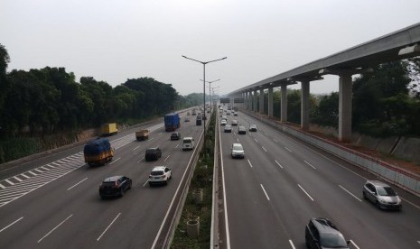 Kapolres Metro Bekasi Kota Kombes Indarto tinjau lokasi pelemparan batu oleh orang tak dikenal dari atas jembatan penyebrangan di Pondokgede, Bekasi yang menewaskan satu pengendara yang melintas di Tol Jakarta-Cikampek arah Cikampek, Jumat (7/6)