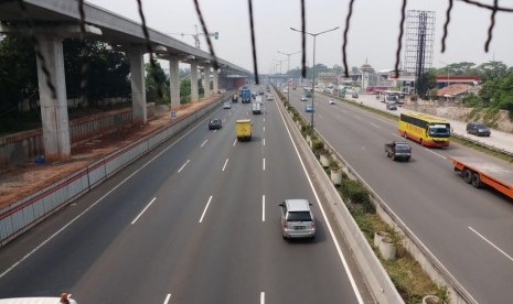 Lokasi pelemparan batu oleh orang tak dikenal dari atas jembatan penyeberangan di Jatiwaringin, Pondokgede, Bekasi, Jawa Barat yang menewaskan satu pengendara yang melintas di Tol Jakarta-Cikampek arah Cikampek.