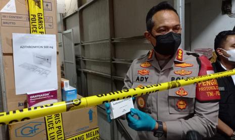 Kapolres Metro Jakarta Barat Kombes Ady Wibowo memperlihatkan barang bukti berupa satu boks obat Covid-19 jenis azithromycin di sebuah gudang di Jalan Peta Barat, Ruko Peta Barat III C8, Kalideres, Jakarta Barat, Senin (12/7) malam. Sebuah perusahaan diketahui menimbun ratusan boks azithromycin di gudang tersebut.