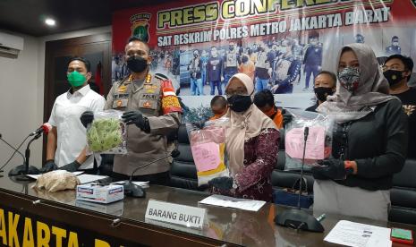 Kapolres Metro Jakarta Barat Kombes Pol Ady Wibowo dan Komisioner KAPI Putu Elvina menunjukkan barang bukti dua kasus pencabulan dan persetubuhan terhadap anak di Mapolres Jakbar, Kamis (14/1). 