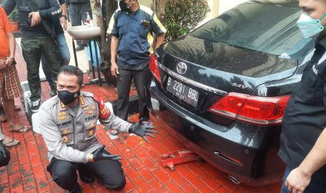 Kapolres Metro Jakarta Barat Kombes Pol Ady Wibowo memperlihatkan barang bunti pengungkapan kasus narkoba jenis sabu di Mapolsek Tanjung Duren, Selasa (16/2). Pelaku diketahui menyimpan sabu itu di dalam tangki mobil yang sudah dimodifikasi. 