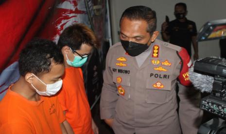 Kapolres Metro Jakarta Barat Kombes Pol Ady Wibowo (kanan)