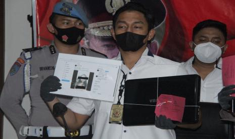 Kepala Polres Metro Jakarta Barat, Kombes Ady Wibowo (tengah).