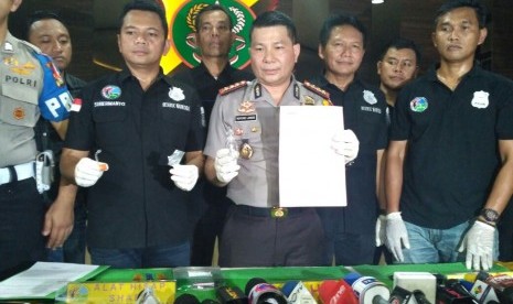 Kapolres Metro Jakarta Barat Kombes Roycke Langie (tengah)