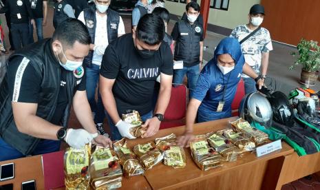 Kapolres Metro Jakarta Pusat (Jakpus) Kombes Pol Heru Novianto membuka tangki mobil yang berisikan 10 kilogram sabu di Mapolres Jakpus, Jumat (1/1). 