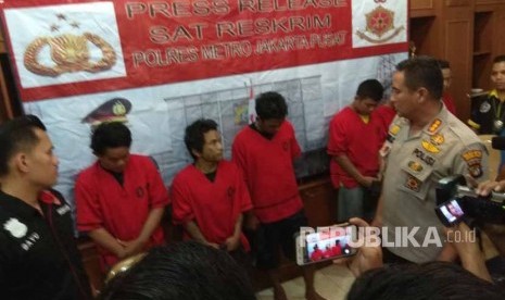 Kapolres Metro Jakarta Pusat Kombes Pol. Suyudi Ario Seto saat menunjukan pelaku kepada wartawan. Jakarta, Rabu (15/11).