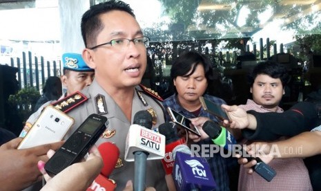 Kapolres Metro Jakarta Pusat Kombes Roma Hutajulu saat memberikan pernyataan terkait pengamanan sidang putusan Adjudikasi PBB di Gedung Bawaslu  RI pada Ahad (4/3).