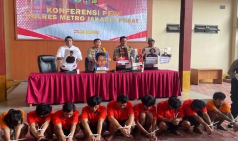 Kapolres Metro Jakarta Pusat Kombes Susatyo Purnomo Condro mengumumkan tahanan yang berhasil ditangkap di Polres Metro Jakarta Pusat, Kamis (22/2/2024). 