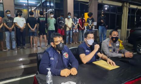 Kapolres Metro Jakarta Selatan (depan - kedua dari kiri) memperlihatkan senjata tajam, yang digunakan belasan remaja Pasar Manggis saat tawuran, di Mapolres Jaksel, Rabu (21/7).