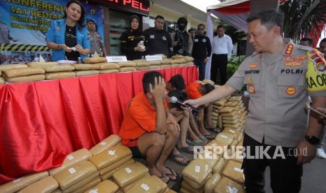 Kapolres Metro Jakarta Selatan, Kombes Pol Bastoni Purnama (kanan) didampingi, Kepala Satuan Reserse Narkoba Polres Metro Jakarta Selatan Kompol Vivick Tjangkung (kiri) menunjukan barang bukti kasus Narkoba jenis ganja jaringan Aceh, di Polres Metro Jakarta Selatan, Jakarta, Senin (30/12/2019). 