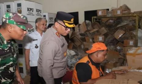 Kapolres Metro Jakarta Utara Kombes Pol Gidion Arif Setyawan (tengah) bersama Dandim O502/ Jakarta Utara Letkol Kav Tofan Tri Anggoro (kiri) meninjau gudang logistik Pemilu di Kecamatan Penjaringan Kota Jakarta Utara pada Rabu (7/2/2024).