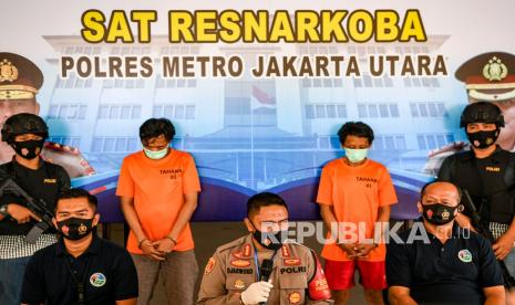 Kapolres Metro Jakarta Utara Kombes Pol Sudjarwoko (tengah) menyampaikan keterangan pada wartawan saat rilis kasus pengungkapan tindak pidana narkotika, di Polres Metro Jakarta Utara, Jakarta, Jumat (4/9/2020). Satuan Reserse Narkoba Polres Metro Jakarta Utara berhasil mengamankan dua orang tersangka yakni mantan drummer BIP, Jaka Hidayat dan seorang kurir MY serta menyita barang bukti ponsel dan sabu seberat 0,34 gram. 