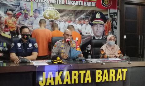 Kapolres Metro Jakbar, Kombes Audie S Latuheru dan Komisioner Komisi Perlindungan Anak Indonesia (KPAI) Putu Elvina, serta Kasat Reskrim Polres Metro Jakbar, Kompol Teuku Arsya.