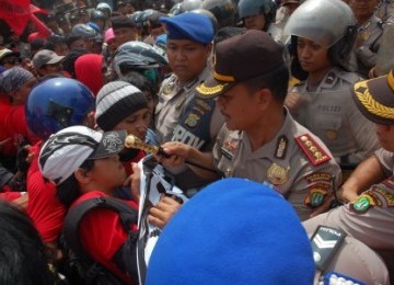 Kapolres Metro Tangerang Kombes.Tavip Yulianto ikut menghalau demonstran dari berbagai aliansi buruh yang berusaha memblokir jalan ke bandara Soekarno-Hatta, di Jl.Suryadarma Ali,Neglasari, Tangerang, Banten, Minggu (1/5). Dalam aksi memperingari Hari Buru