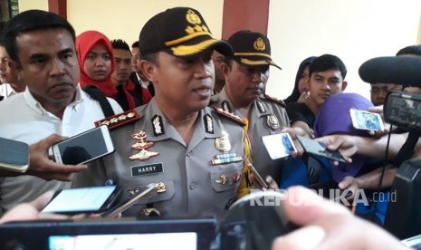 Kapolres Metro Tangerang Kota AKBP Harry Kurniawan saat ditemui di RS Polri Kramat Jati, Jakarta Timur, usai mengecek keadaan korban selamat dalam pembunuhan satu keluarga, Selasa (13/2). 