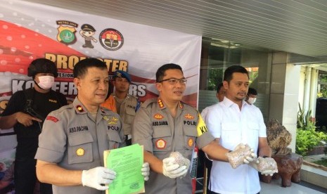 Kapolres Metro Tangerang Kota Kombes Pol Abdul Karim menunjukkan barang bukti berupa 5.000 butir ekstasi di Polres Metro Tangerang Kota, Senin (11/2). 