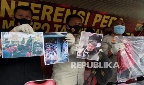 Kapolres Metro Tangerang Kota Kombes Pol Sugeng Hariyanto (kanan) beserta jajaran menunjukan barang bukti kejahatan demo yang berakhir anarkis di Batu Ceper Tangerang saat pers rilis di Mapolres Metro Tangerang Kota, Tangerang, Banten, Rabu (14/10). Polres Tangerang mengingatkan pelajar yang terlibat demo akan tercatat dalam data kepolisian dan menjadi catatan saat mengurus SKCK. (ilustrasi)