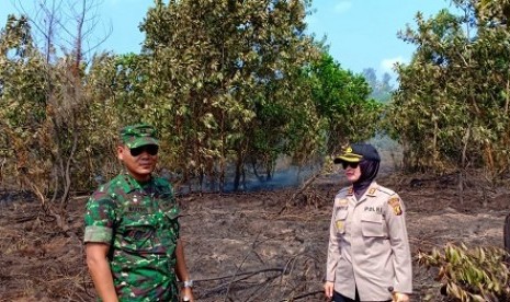 Kapolres Muba AKBP Andes Purwanti dan Komandan Kodim Muba Mulyadi serta Kepala BPBD Muba, Haryadi Karim turun langsung meninjau lokasi yang rawan kebakaran, Selasa (24/7)