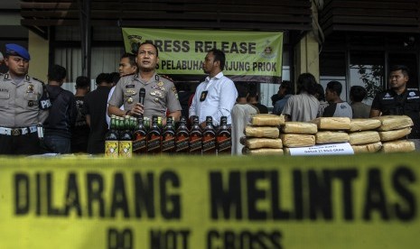 Kapolres Pelabuhan Tanjung Priok AKBP Hanny Hidayat (kedua kiri) memberikan keterangan saat rilis media sejumlah kasus kejahatan di Polres Pelabuhan Tanjung Priok, Jakarta, Kamis (27/10). (Antara/Muhammad Adimaja)