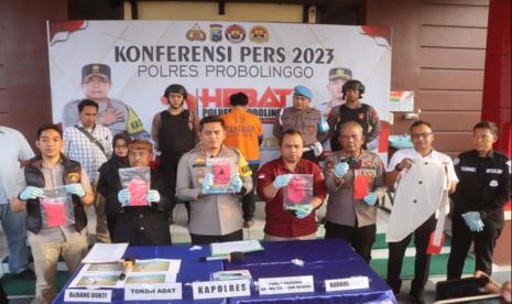 Kapolres Probolinggo AKBP Wisnu Wardana menunjukkan barang bukti Karhutla Bukit Teletubbies Gunung Bromo dalam konferensi pers yang digelar di Mapolres setempat, Kamis (7/9/2023) petang.