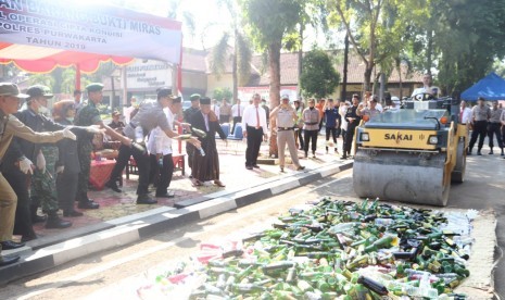 Kapolres Purwakarta AKBP Matrius, bersama unsur muspida saat memusnahkan ribuan botol miras berbagai merk, di halaman Mapolres Purwakarta, Selasa (28/5). 