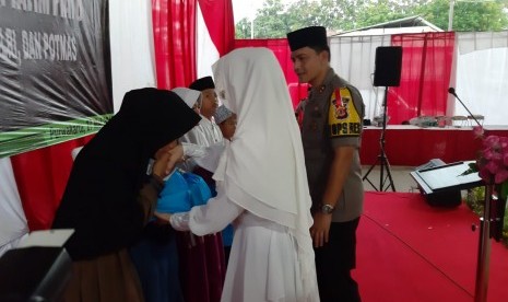 Kapolres Purwakarta AKBP Matrius, saat menyerahkan santunan kepada anak yatim dan dhuafa, Senin (27/5). 